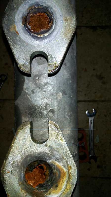 Óxido en el interior de la batería Óxido en el interior de la batería